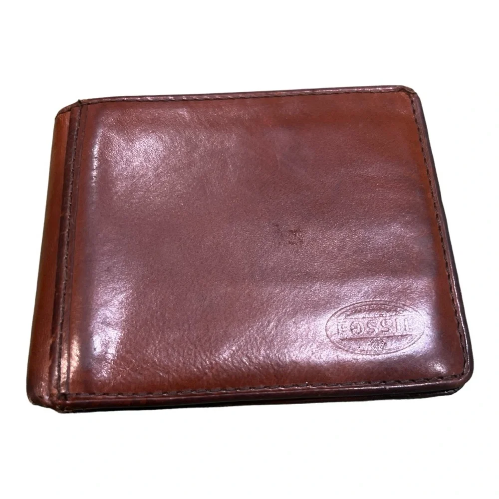 Fossil Men’s Leather Wallet.
